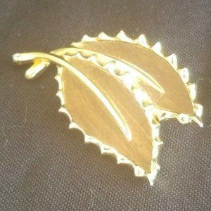 Vintage Sarah Coventry Brown Gold tone double leaf Brooch 2.25"